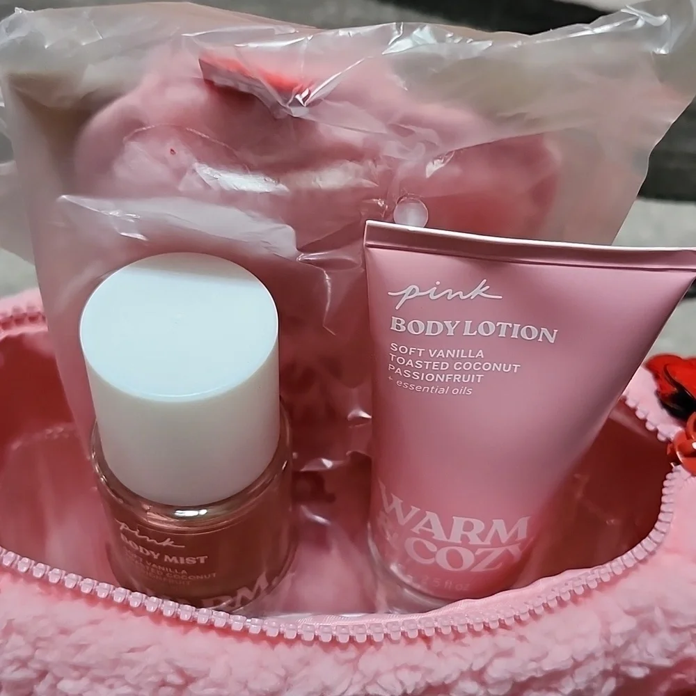 VS PINK WARM & COZY 4-PIECE PERFECT GIFT SET